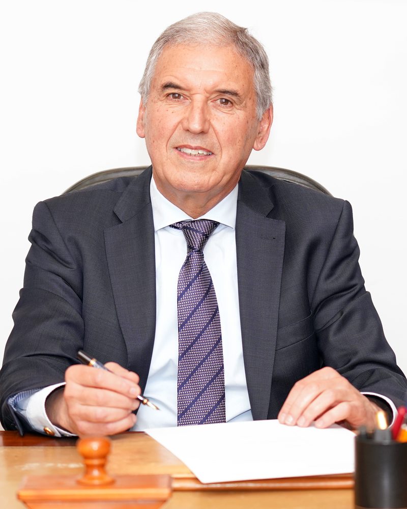 Francisco Javier Urdangarin Jiménez en su mesa de trabajo